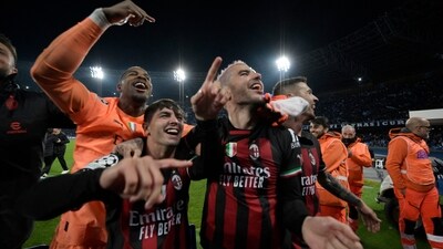 Soccer Football - Champions League - Quarter Final - Second Leg - Napoli v AC Milan - Stadio Diego Armando Maradona, Naples, Italy - April 18, 2023 AC Milan's Theo Hernandez and Mike Maignan celebrate after the match with teammates REUTERS/Alberto Lingria (REUTERS)