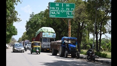 Sharing details, Mohali RTA Ravinder Gill said the action came following a tip-off that overloaded trucks and buses without permit were operating on the Airport Road (HT Photo)