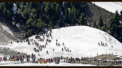 The rains continued in Kashmir for the third consecutive day today and Gurez, Gulmarg and upper reaches of the Valley received fresh snow. (HT File Photo)