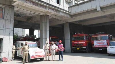 Throughout the week, the fire station officials conducted awareness sessions at public places, including malls and education institutes to guide the residents about guidelines for fire safety, and important measures in case of a fire emergency. (HT Photo) Throughout the week, the fire station officials conducted awareness sessions at public places, including malls and education institutes to guide the residents about guidelines for fire safety, and important measures in case of a fire emergency. (HT Photo)