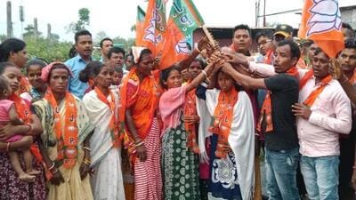 Workers campaigning for the Bharatiya Janata Party in the state. (BJP Bengal | Twitter) Workers campaigning for the Bharatiya Janata Party in the state. (BJP Bengal | Twitter)