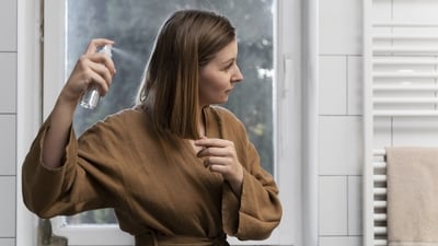 Dry shampoo can be a lifesaver, but using it incorrectly can leave hair feeling dull and heavy. (freepik ) Dry shampoo can be a lifesaver, but using it incorrectly can leave hair feeling dull and heavy. (freepik )