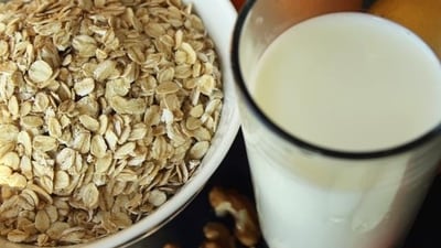 Oatmeal baths: Soaking in an oatmeal bath can help to soothe itchy, inflamed skin. Add a cup of finely ground oatmeal to a warm bath and soak for 15-20 minutes. (Getty Images/iStockphoto) Oatmeal baths: Soaking in an oatmeal bath can help to soothe itchy, inflamed skin. Add a cup of finely ground oatmeal to a warm bath and soak for 15-20 minutes. (Getty Images/iStockphoto)