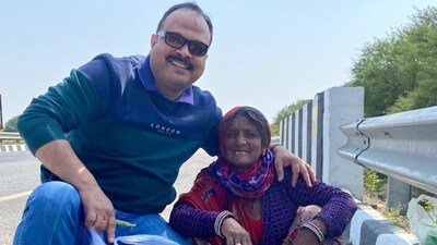 Pavan Kaushik with the elderly vegetable vendor. (Twitter/@PavanKaushik3) Pavan Kaushik with the elderly vegetable vendor. (Twitter/@PavanKaushik3)