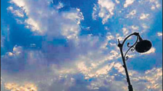 It is recommended that parents and students be sensitised about the heat conditions and covering their heads with umbrellas, hats, caps, towels or traditional headgear during direct exposure to sunlight. (REPRESENTATIVE PHOTO)