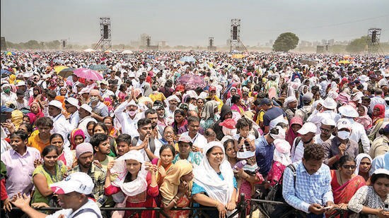 Kharghar: Followers during presentation of Maharashtra Bhushan Award 2022 to social worker and reformer 'Nirupankar' Dattatreya Narayan Dharmadhikari, known as Appasaheb Dharmadhikari, in Kharghar, Sunday, April 16, 2023. (PTI Photo/Shashank Parade) (PTI04_16_2023_000229B) (PTI)