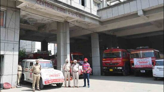 Throughout the week, the fire station officials conducted awareness sessions at public places, including malls and education institutes to guide the residents about guidelines for fire safety, and important measures in case of a fire emergency. (HT Photo)