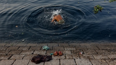 Motahar Hossain (65), a day labourer takes a bath in the polluted water of the Buriganga river in Dhaka. Siddique Hawlader, 45, a ferryman who lives on his boat on the river told Reuters, "Those who bathe in this river often suffer from scabies on their skin,"&nbsp; (Mohammad Ponir Hossain / Reuters)