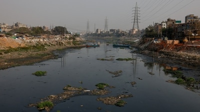 A general view of waste floating on the water of the Buriganga river in Dhaka, on March 5,&nbsp; (Mohammad Ponir Hossain / Reuters)