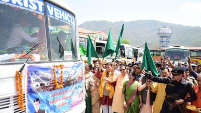 CM Dhami welcoming pilgrims by garlanding them and flagging off the pilgrim buses at Risikesh. (HT Photo) CM Dhami welcoming pilgrims by garlanding them and flagging off the pilgrim buses at Risikesh. (HT Photo)