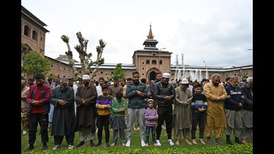 Devotees offer last Friday prayers of the holy fasting month of Ramzan at the Jamia Masjid in Srinagar. (Waseem Andrabi/HT) Devotees offer last Friday prayers of the holy fasting month of Ramzan at the Jamia Masjid in Srinagar. (Waseem Andrabi/HT)