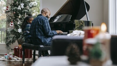 Learn A New Skill Together: Learning and attempting new skills as a team can be an excellent bonding experience for parents and children. Look for workshops or classes that teach a new skill such as painting, pottery, or dance. (Pexels)