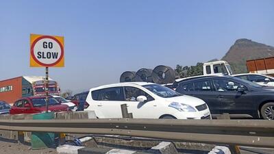 The scorching heat only made matters worse as commuters struggled for long hours in traffic. (HT PHOTO)
