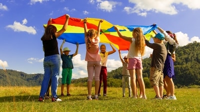 Explore The Great Outdoors: Spending time in nature and exploring is an excellent way to keep your child engaged while also providing them with a full sensory experience. Nature hikes, beach trips, and even backyard adventures can provide your child with new experiences and keep them engaged.&nbsp; (Unsplash)