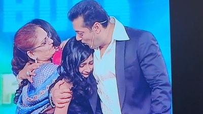 Salman Khan met Palak Tiwari on the Bigg Boss 4 finale stage. Salman Khan met Palak Tiwari on the Bigg Boss 4 finale stage.