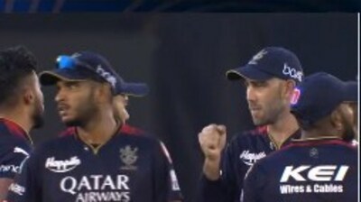 Maxwell (R) and Kohli play rock-paper-scissors (IPL) Maxwell (R) and Kohli play rock-paper-scissors (IPL)