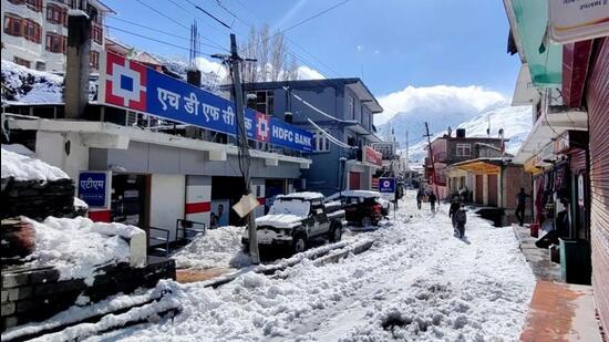 Keylong town in Lahaul-Spiti district after fresh snowfall on Friday. (Aqil Khan/HT)