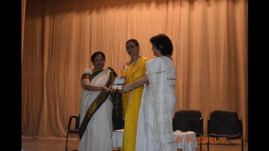 Prof Nishi Pandey being feted by IT College manager Dr ES Charles and Principal Dr V Prakash (HT Photo)