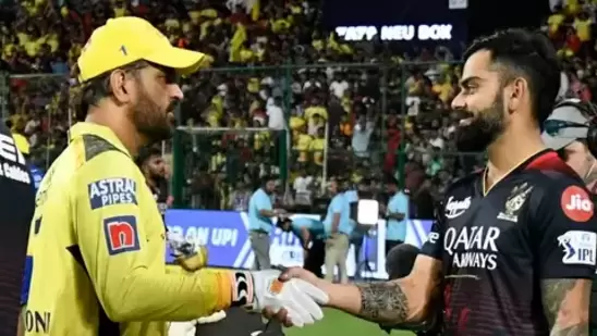 MS Dhoni (L) with Virat Kohli (IPL)