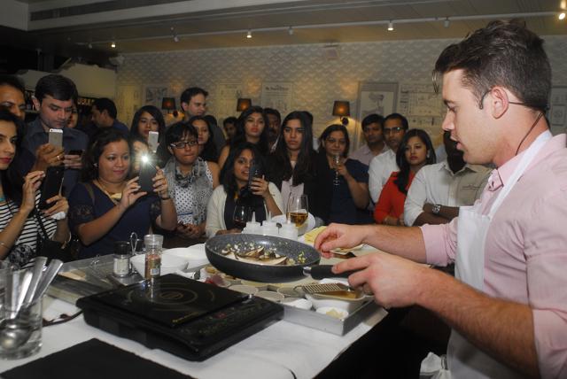 Brent Owens, winner of MasterChef Australia 2014, conducting a cooking workshop in Mumbai the following year. (Prodip Guha/Hindustan Times)