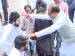 MP CM Shivraj Singh Chouhan inquiring about well-being of accident victims.