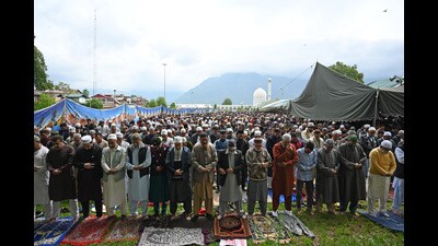 Devotees offer prayers on the occasion of Eid-ul-Fitr at Hazratbal shrine in Srinagar on Saturday. (Waseem Andrabi /HT) Devotees offer prayers on the occasion of Eid-ul-Fitr at Hazratbal shrine in Srinagar on Saturday. (Waseem Andrabi /HT)