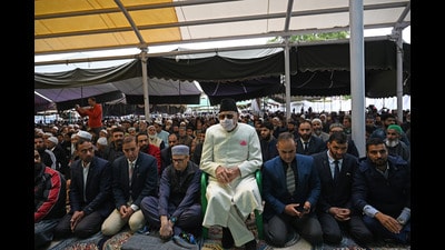 National Conference president Farooq Abdullah along and his son Omar Abdullah offer Eid prayers at Hazratbal shrine in Srinagar on Saturday. He said on Saturday that innocent people shouldn’t be arrested or harassed. (Waseem Andrabi/HT)