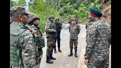 Northern Command chief Lt Gen Upendra Dwivedi on Saturday visited the Poonch terror attack site and reviewed the ongoing operations at ground zero. (HT Photo) Northern Command chief Lt Gen Upendra Dwivedi on Saturday visited the Poonch terror attack site and reviewed the ongoing operations at ground zero. (HT Photo)