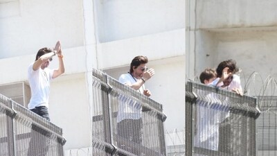 Shah Rukh Khan greeted people on Eid with folded hands, and salutes outside Mannat. Shah Rukh Khan greeted people on Eid with folded hands, and salutes outside Mannat.