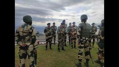 The director general (DG) of the Border Security Force (BSF), Dr SL Thaosen visited the BSF headquarters at Rajouri on Friday to review the security scenario in the wake of Poonch terror attack on an army truck that left five soldiers dead and another injured. (HT Photo)