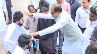 MP CM Shivraj Singh Chouhan inquiring about well-being of accident victims. (Twitter/CMMadhyaPradesh) MP CM Shivraj Singh Chouhan inquiring about well-being of accident victims. (Twitter/CMMadhyaPradesh)