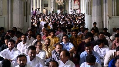 People seen visiting mosque in large numbers on the occasion of Eid. (HT Photo)