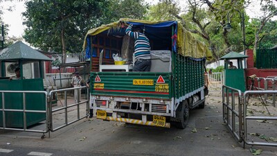 Trucks arrived at Rahul Gandhi's mother, Sonia Gandhi's residence. Rahul Gandhi on Saturday said he will stay at 10, Janpath (Sonia Gandhi's residence) for some time and will continue to raise issues. (PTI) Trucks arrived at Rahul Gandhi's mother, Sonia Gandhi's residence. Rahul Gandhi on Saturday said he will stay at 10, Janpath (Sonia Gandhi's residence) for some time and will continue to raise issues. (PTI)