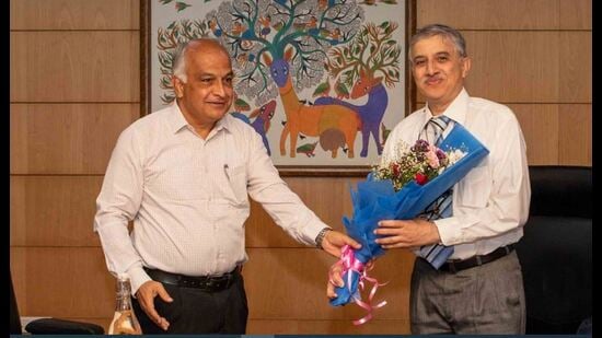 Bhagwat (R) is the third director since the institute’s inception in 2006, succeeding Prof Jayant Udgaonkar (L). (HT PHOTO)