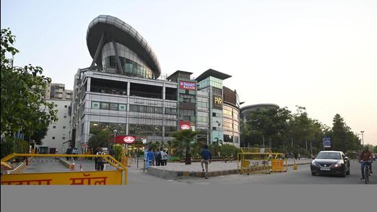 Gurugram, India-April 22, 2023: A view of Sahara Mall located at MG road near Sikandarpur metro station, Police arrested three persons and caught two autorickshaws loaded with 30 cases of Beer being transported to night clubs in Sahara Mall on MG Road, in Gurugram, India, on Saturday, 22 April 2023. (Photo by Parveen Kumar/Hindustan Times)(Pic to go with Leena's story)
