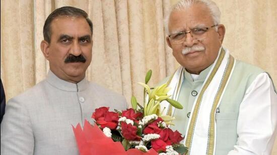 Himachal Pradesh chief minister Sukhvinder Singh Sukhu and (right) his Haryana counterpart Manohar Lal Khattar during a meeting in Chandigarh on Saturday. (HT PHOTO)