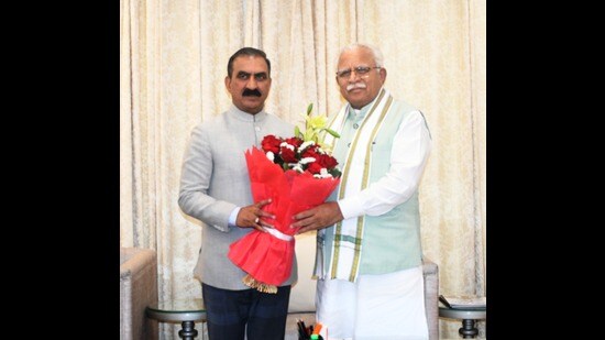 Himachal chief minister Sukhvinder Singh Sukhu met his Haryana counterpart Manohar Lal Khattar in Chandigarh on Saturday and discussed various including, the water cess to be imposed on hydropower projects set up in the hill state. (HT Photo)