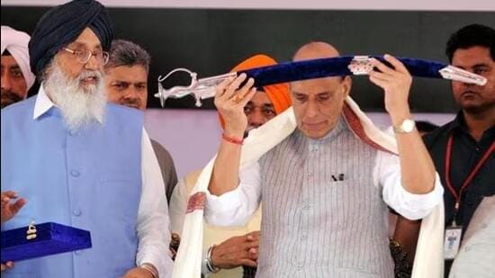 Shiromani Akali Dal patriarch and then Punjab CM Parkash Singh Badal with defence minister and BJP leader Rajnath Singh at a function in Fatehgarh Sahib in 2016. (HT file photo)