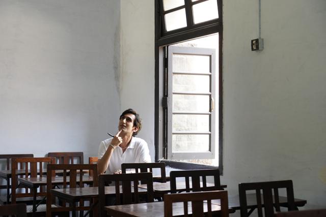 The actor takes Sharan in an old ‘Class’room. The actor takes Sharan in an old ‘Class’room.