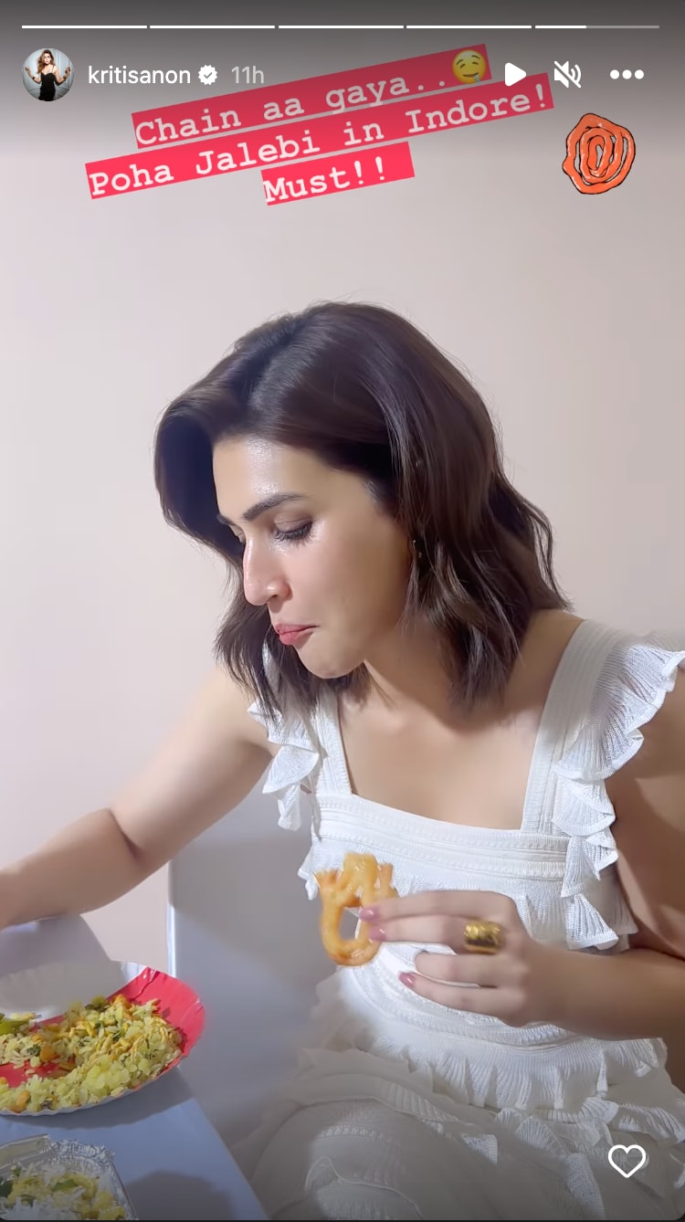Kriti Sanon eating poha and jalebi in Indore.