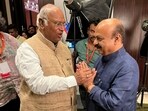 The photo of Mallikarjun Kharge and BS Bommai greeting each other at India Today conclave is at the centre of a controversy. The photo of Mallikarjun Kharge and BS Bommai greeting each other at India Today conclave is at the centre of a controversy.