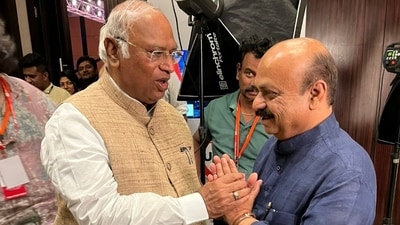 The photo of Mallikarjun Kharge and BS Bommai greeting each other at India Today conclave is at the centre of a controversy. The photo of Mallikarjun Kharge and BS Bommai greeting each other at India Today conclave is at the centre of a controversy.