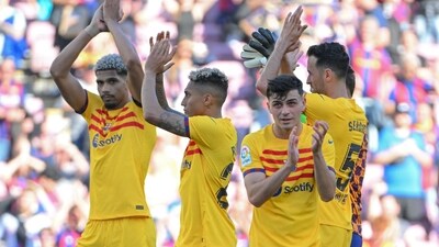 (From L) Barcelona's Ronald Araujo, Raphinha, Pedri and Sergio Busquets applaud (AFP)