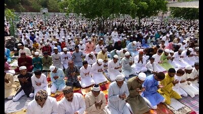 People offer namaz on Eid in Prayagraj (HT Photo)