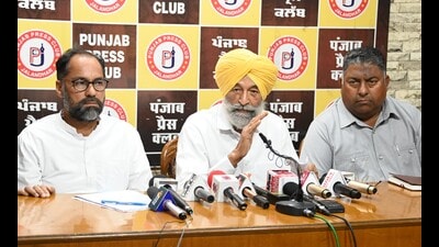Senior SAD leaders Balwinder Singh Bhundur and Pawan Kumar Tinu, at a press conference at Jalandhar press club. (HT Photo)