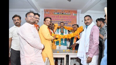 U.P. deputy CM Keshav Prasad Maurya welcoming Raees Chandra Shukla into BJP fold in Prayagaraj on Saturday. (HT Photo) U.P. deputy CM Keshav Prasad Maurya welcoming Raees Chandra Shukla into BJP fold in Prayagaraj on Saturday. (HT Photo)