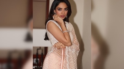 "The mood was ✨ heroine ✨ Much joy sharing our film #PS2 with fans and well wishers at the Durbar Hall Ground in Kochi #CholaTour," Sobhita Dhulipala captioned her post. (Instagram/@sobhitad) "The mood was ✨ heroine ✨ Much joy sharing our film #PS2 with fans and well wishers at the Durbar Hall Ground in Kochi #CholaTour," Sobhita Dhulipala captioned her post. (Instagram/@sobhitad)