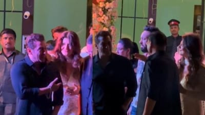 Salman Khan's ex-girlfriend Sangeeta Bijlani playfully punched and hit him. Salman Khan's ex-girlfriend Sangeeta Bijlani playfully punched and hit him.
