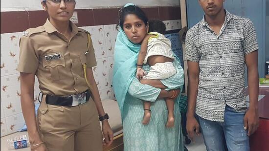 As per an officer from the CSMT GRP Police Station, on Saturday night, Farida Ansari and her one-year-old daughter were sitting in the waiting hall to board an early morning train to Uttar Pradesh. While waiting, Ansari fell asleep with her daughter sleeping just next to her. (HT PHOTO)