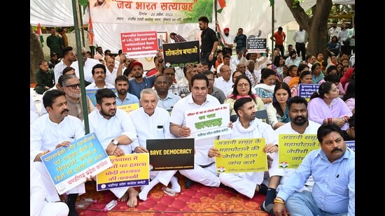 Former Union minister Pawan Kumar Bansal, senior Congress leaders and workers holding a protest in Sector 35, Chandigarh, on Sunday. (Keshav Singh/HT)